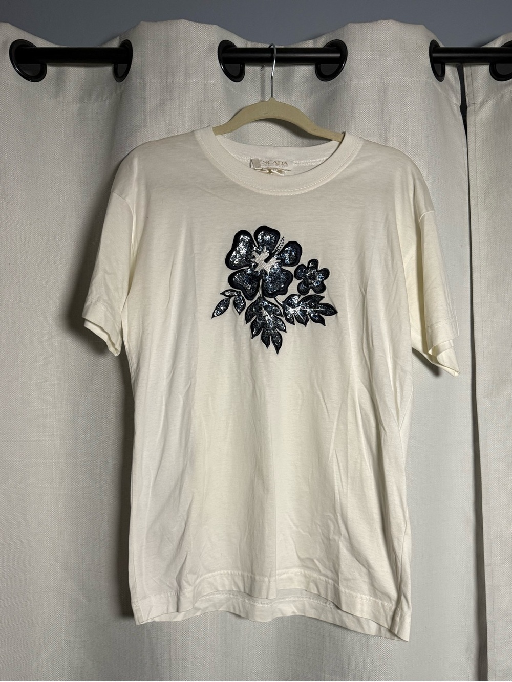 Escada White and Navy Blue Hibiscus Sequin Beaded Graphic Cotton Shirt Size 34 - Picture 7 of 7